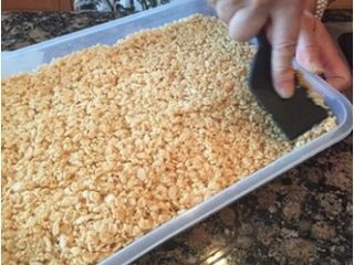 炒米糖,然后即可装入准备好的模具中，由于温度不高，可以用装食物的整理盒就好，不必太厚，更容易切块