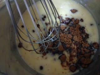 红糖燕麦饼干,红糖、鸡蛋和玉米油一起搅拌均匀，红糖容易结块一定要搅开无颗粒