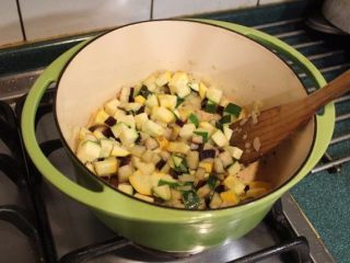 普罗旺斯炖菜,放入栉瓜炒至稍微感觉有些变软。
