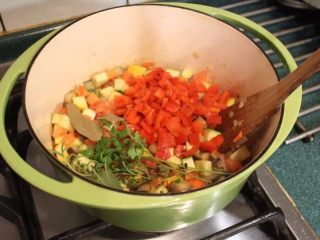 普罗旺斯炖菜,最后放入处理好的甜椒及百里香、迷迭香、月桂叶。没有新鲜香草，用干燥香草也可。