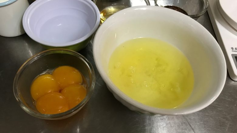 咖啡大理石纹戚风蛋糕,鸡蛋分成蛋黄蛋清，其中蛋清冷冻室冷冻约10分钟