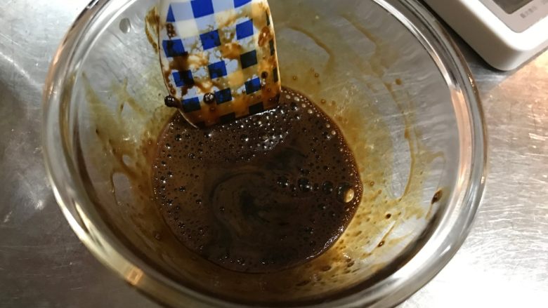咖啡大理石纹戚风蛋糕,咖啡液的两份材料混合均匀备用