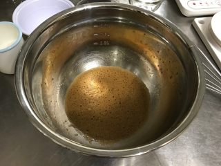 咖啡大理石纹戚风蛋糕,盆中放温水+咖啡粉+玉米油，用蛋抽均匀搅拌至乳化，就是水和油充分相融。我大约搅拌了2-3分钟