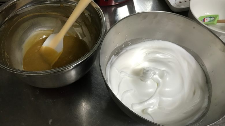 咖啡大理石纹戚风蛋糕,现在就可以准备混合蛋白霜和蛋黄糊了
