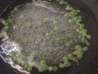 香肠炒饭,豌豆开水中焯烫2分钟。