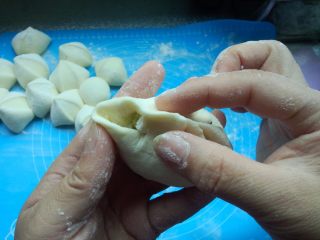 素馅柳叶包,然后左边捏一个褶子，右边捏一个褶子，左右交替全部完成。
