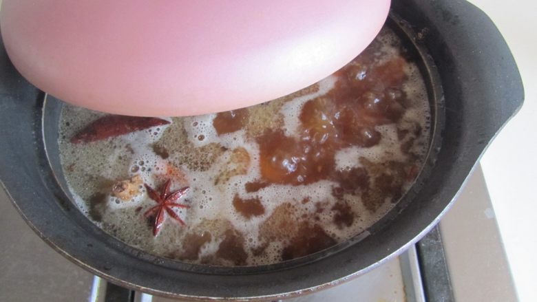 土黄瓜烧鸭腿,加入适量的水， 煮开后转为小火加盖炖煮15分钟；