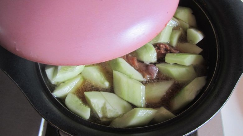 土黄瓜烧鸭腿,加盖再炖煮5分钟；