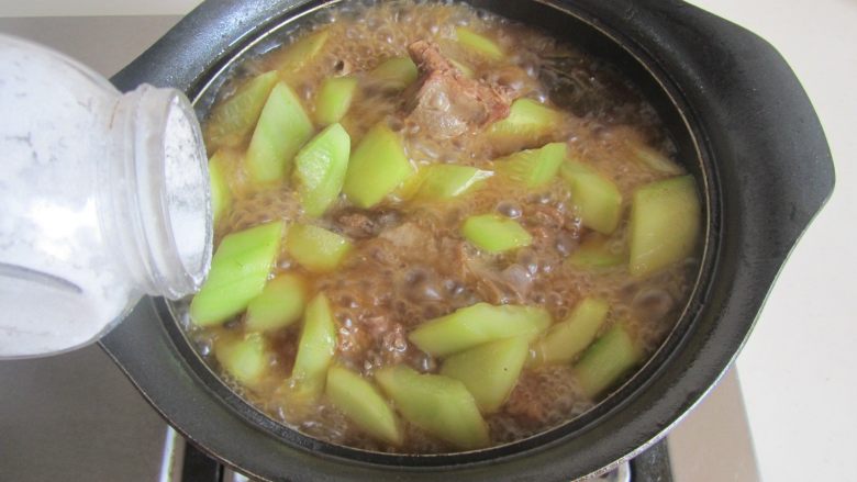 土黄瓜烧鸭腿,加入适量的盐和胡椒粉等调味料， 大火收汁，盛入大碗中， 表面撒上小葱末。