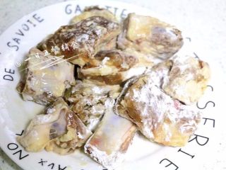 香芋排骨,临要蒸的时侯，用一些玉米淀粉把排骨拌起来。让排骨裹上一层薄薄的淀粉。