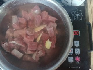 自制牛肉松,肉去筋膜，顺纹路切成3cm左右小块。冷水下锅，放入焯肉调料，焯去血水。