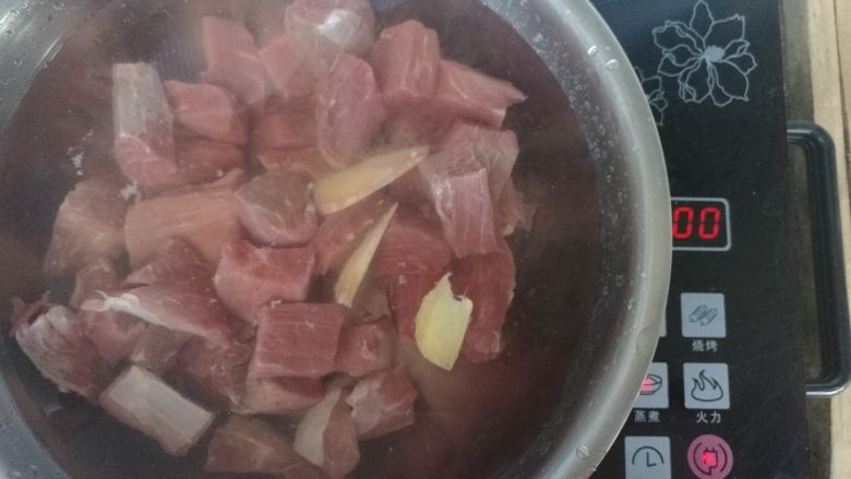 自制牛肉松,肉去筋膜，顺纹路切成3cm左右小块。冷水下锅，放入焯肉调料，焯去血水。