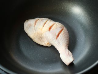 椒麻鸡腿,整理好的鸡腿放入锅内。