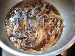 姜汁烧肉便当（低脂）,锅内放洋葱丝,倒些许水,盖过
洋葱,洋葱软化后再下姜汁酱汁,

