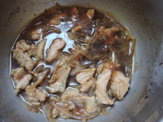 姜汁烧肉便当（低脂）,观察洋葱开始吸附酱汁后,
加入猪肉,煮至稍微收干,完成。