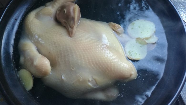 阿胶桂圆鸡,另取一锅，加入清水，烧开，放入姜片，整只鸡。