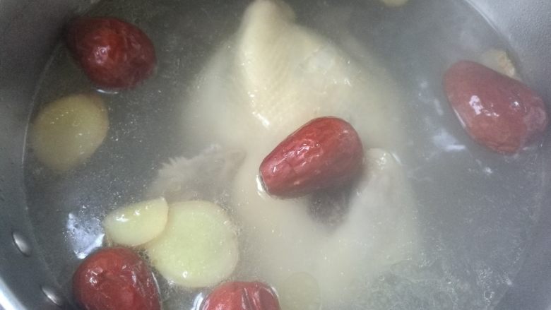 阿胶桂圆鸡,汤色浓稠时加入大枣。