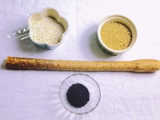 山药糯米糙米芝麻粥,准备好材料。不算山药，每100克生米加水500-700毫升。
