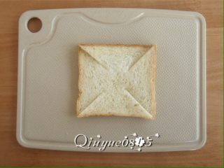 早餐面包盏,面包片四角对角线切，但中间不要切断
