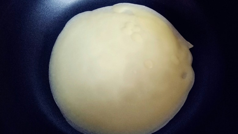芒果千层蛋糕,蛋饼鼓起泡泡时 就可以取出蛋饼，依次做完。(切记全程用小火)