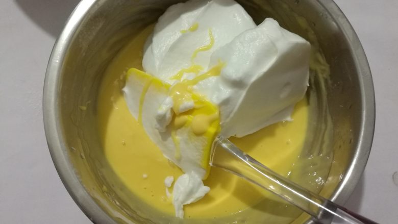 养生枸杞戚风蛋糕,取三分之一蛋白放入蛋黄盆内，翻拌或切拌均匀。