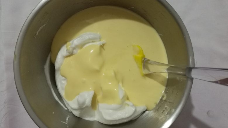 养生枸杞戚风蛋糕,倒回蛋白盆内，继续以翻拌或切拌的手法混合均匀。
