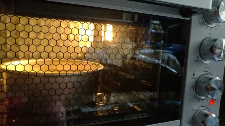 养生枸杞戚风蛋糕,送入预热好的烤箱，以上火110度，下火120度，烘烤60——70分钟。