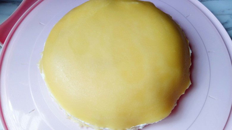 芒果千层蛋糕,这样芒果千层蛋糕就做好了，这时不建议切开食用，放入冰箱冷藏2小时以上再食用最佳。