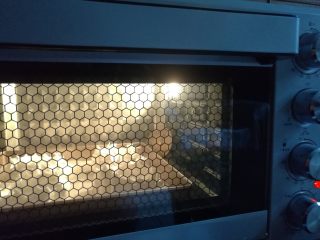 美丽的帕夫洛娃蛋糕,送入预热好的烤箱，上下火140度烘烤100分钟左右，随时观察，至微微金黄色。关火，不取出，在烤箱内自然冷却。（可以把烤箱开个小缝）
