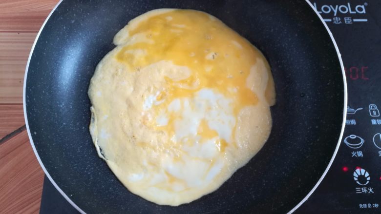 菠萝蛋炒饭,用不粘锅把鸡蛋煎到9分熟