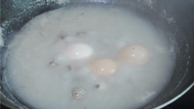三杯酱香猪蹄,鸡蛋和鹌鹑蛋继续煮一会，关火焖熟，出锅泡凉水