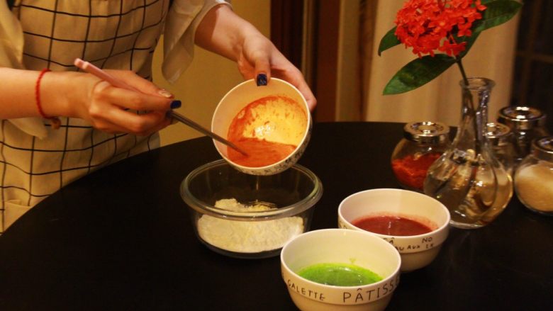 多色玫瑰花饺子,在装好面粉的碗里倒入枸杞汁，反复揉捏至成团，达到细腻有柔性，这样饺子皮才有韧劲