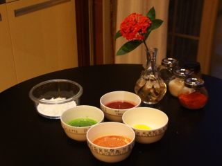 多色玫瑰花饺子,2. 把枸杞，青菜（菠菜，大叶菜均可），蔓越莓，兑水榨成汁。

