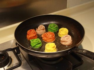 多色玫瑰花饺子,冷油下锅底部煎成金黄色后，分两次加水闷干后即可食用。