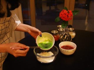 多色玫瑰花饺子,在装好面粉的碗里倒入青菜汁，反复揉捏至成团，达到细腻有柔性，这样饺子皮才有韧劲