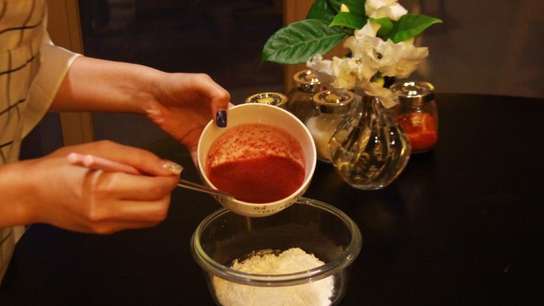 多色玫瑰花饺子,在装好面粉的碗里倒入蔓越莓汁，反复揉捏至成团，达到细腻有柔性，这样饺子皮才有韧劲