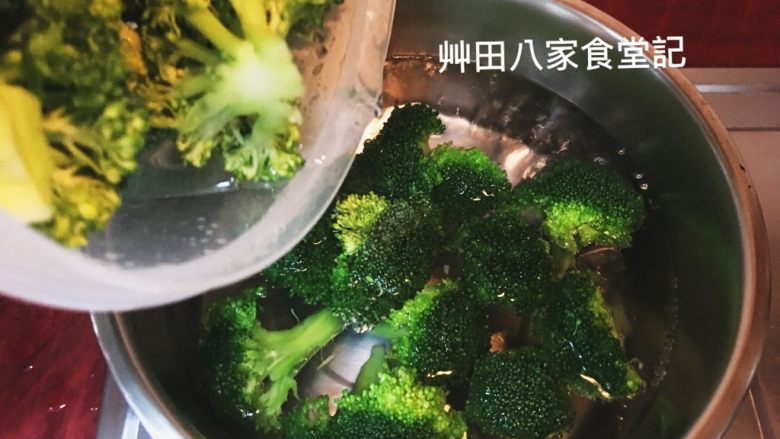 巧達義大利麵
（1鍋2吃）,步驟1水沸騰後放入洗好去絲的青花椰菜