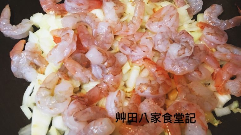 巧達義大利麵
（1鍋2吃）,在將去腸泥後的蝦仁放入步驟11的鍋內輕輕翻炒至蝦仁呈微紅色