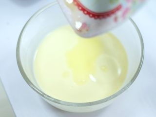 福袋,加入鸡蛋（3个）搅匀，再倒入融化的黄油（10克）和牛奶（250克）全部拌均
