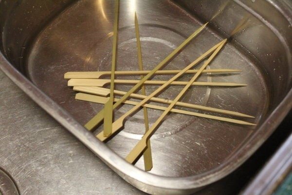 鸡肉丸串,将竹签泡水30分钟以上备用。