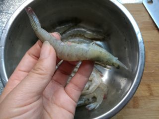 叮~一下，美味健康瘦身大菜出炉~,先来处理虾。用剪刀剪去虾脚，虾须。
