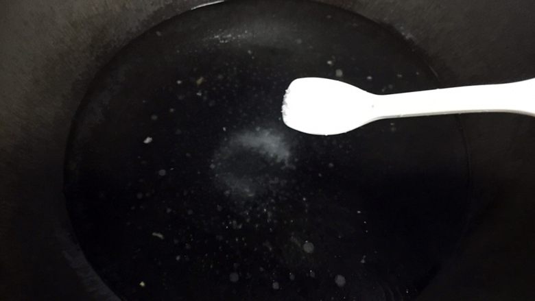 白灼菜心,锅里放入水，放入1小勺盐和油。