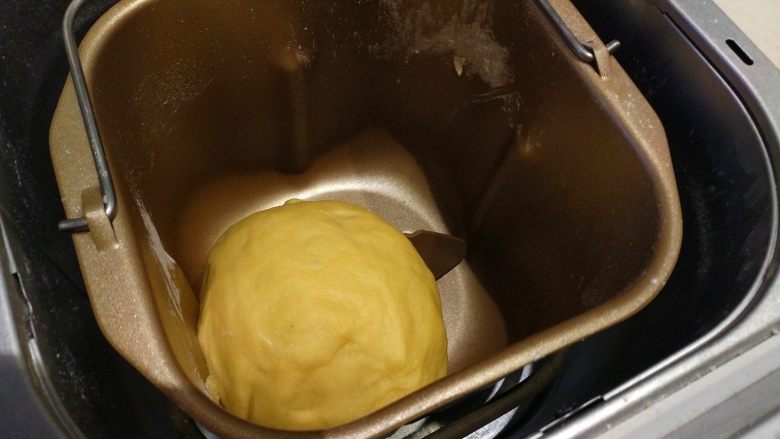   小红豆包,设置面包面和面时间10分钟，静置5分后再和面15分钟。