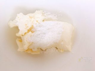 樱花奶油芝士蛋糕,奶油奶酪中倒入30g糖粉，先用刮刀拌匀至无干粉，再用打蛋器高速打发。