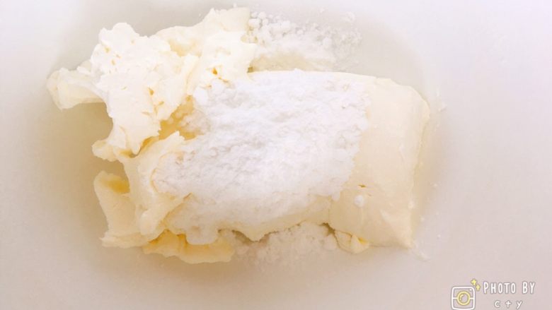 樱花奶油芝士蛋糕,奶油奶酪中倒入30g糖粉，先用刮刀拌匀至无干粉，再用打蛋器高速打发。