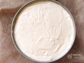 樱花奶油芝士蛋糕,从冷藏室取出模具，将拌匀的奶油奶酪糊倒入模具中，表面尽可能抹平。