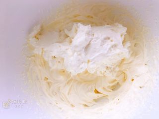 樱花奶油芝士蛋糕,将打发好的奶油奶酪倒入打发好的淡奶油内。