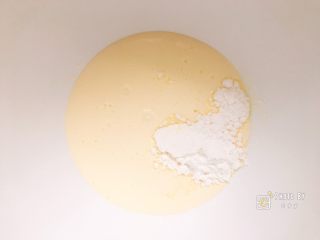 樱花奶油芝士蛋糕,淡奶油中倒入剩余的糖粉，高速打发。