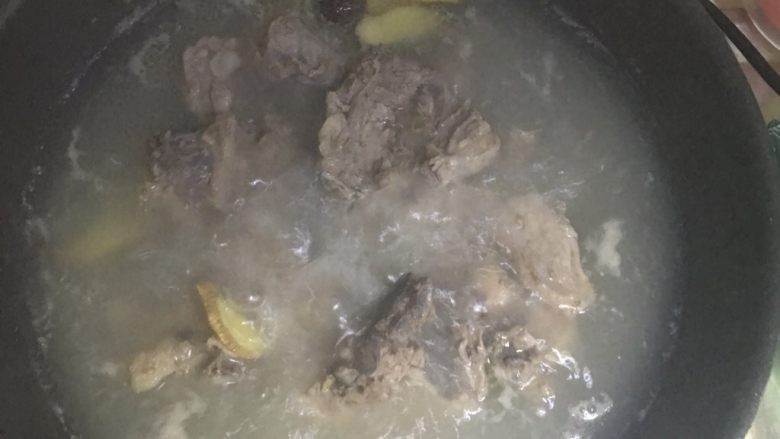 正宗东北酸菜炖大骨头,煮二十分钟，汤变为乳白色
