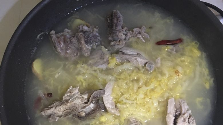 正宗东北酸菜炖大骨头,将猪脊骨，原汤、适量冷水倒入锅中煮沸。
